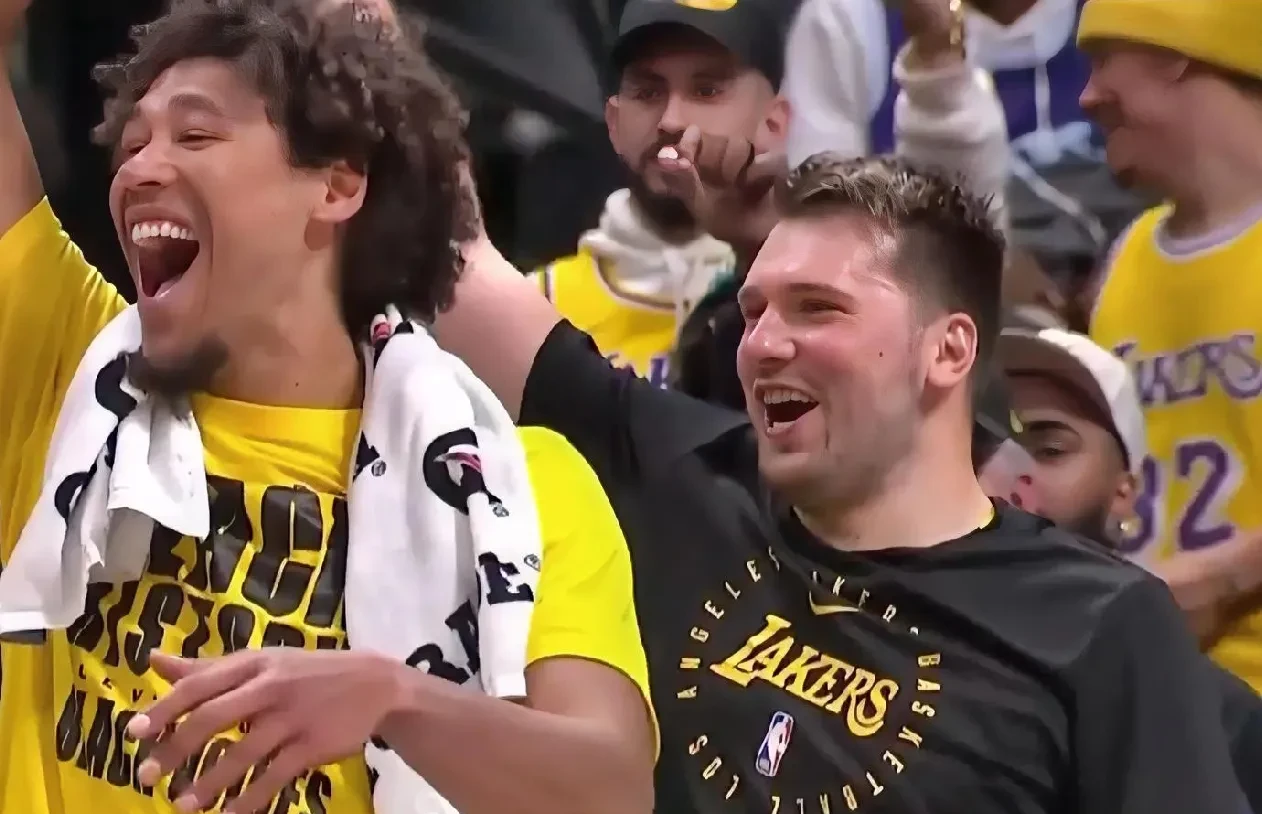 开云体验APP官网入口-浓眉哥焦点对战，梅西与30激战拜仁分钟，晋级下一阶段胜负难料！赛场气氛高涨-开云体验APP官网入口